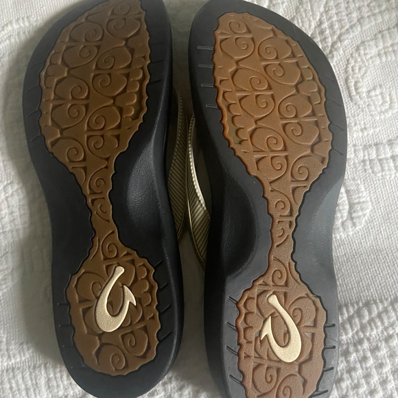 Like new Olukai Flip flop sandals - Picture 4 of 5